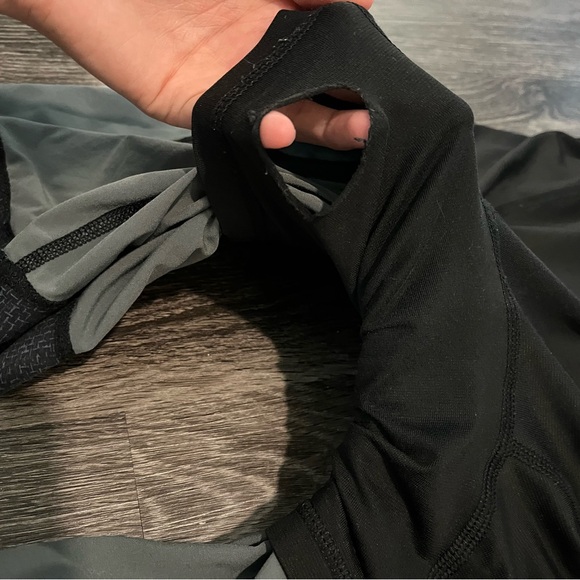 Lululemon Men’s Lined Shorts - Picture 4 of 7